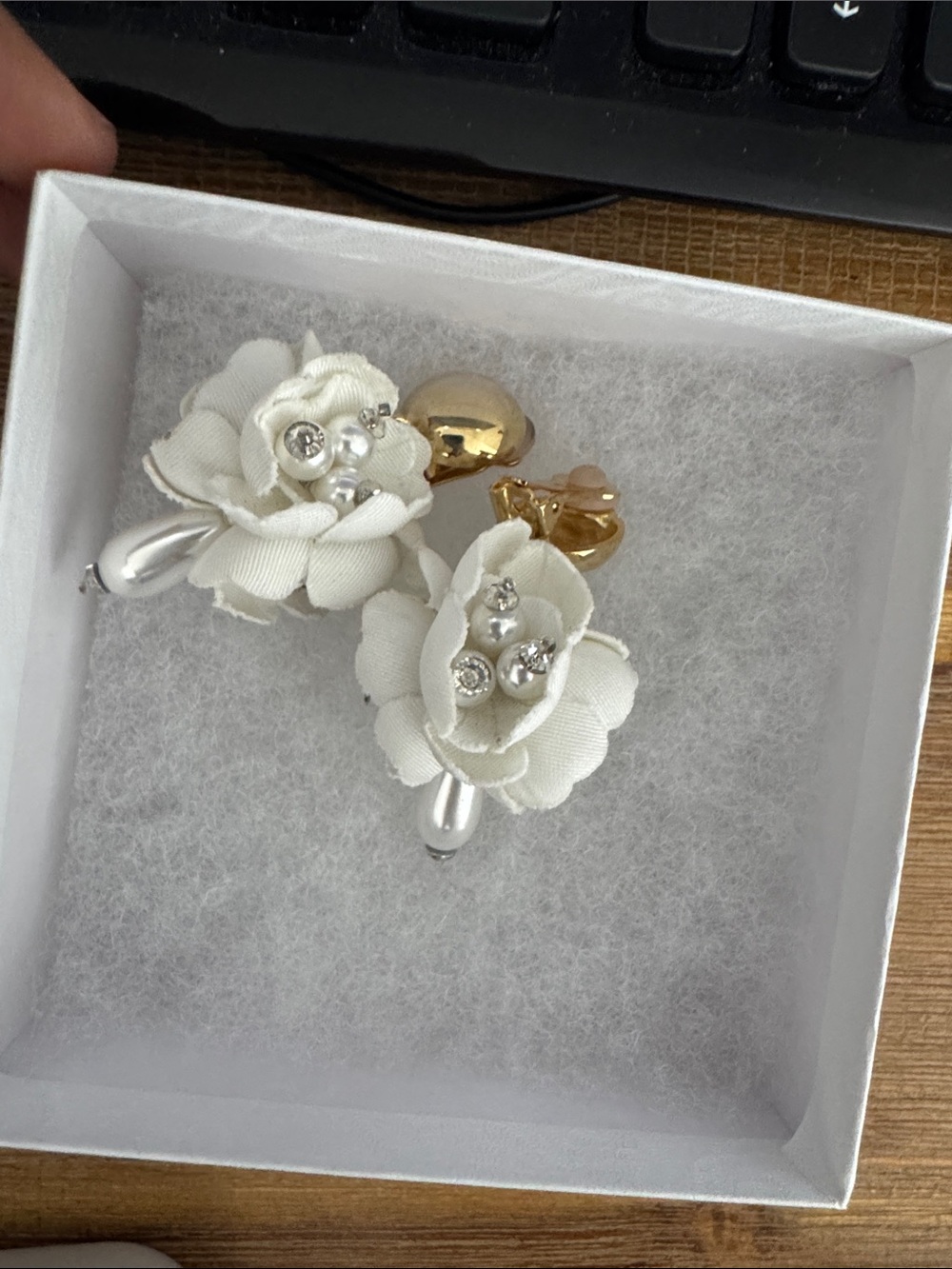 NWOT OSCAR DE LA RENTA White Silk Flower Pearl Drop Clip-On Earrings